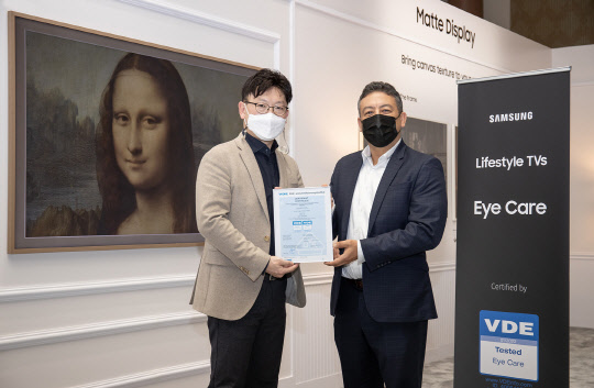 미국 라스베이거스에 위치한 시저스 팰리스에서 용석우(왼쪽) 삼성전자 부사장과 체리프 케디르 북미 VDE CEO가 기념사진을 촬영하고 있다. <삼성전자 제공>